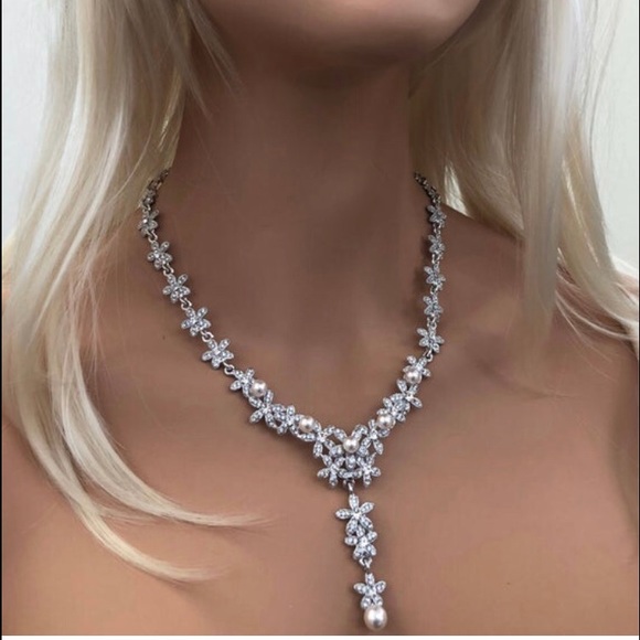 NWT Dainty Pearls & Crystals & Necklace Set - Picture 7 of 10